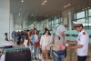 Cán bộ kiểm dịch y tế kiểm tra thân nhiệt của khách nhập cảnh tại Cảng Hàng không Quốc tế Cần Thơ.