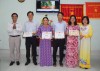 BS.CKI Lý Ngọc Trung, Phó Giám đốc Trung tâm Kiểm soát bệnh tật; BS.CKI Nguyễn Thị Thanh Trúc, Phó Giám đốc Trung tâm Kiểm soát bệnh tật thành phố trao giải cho các đội xuất sắc cuộc thi.