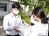 BS.CKII Huỳnh Minh Trúc, Giám đốc Trung tâm Kiểm soát bệnh tật TP Cần Thơ trao quà tại Trung tâm Y tế quận Bình Thủy.