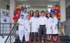 Ban Giám đốc cùng cán bộ nhân viên Trung tâm Kiểm soát bệnh tật TP Cần Thơ chụp hình lưu niệm trong ngày khai trương Phòng Tiêm ngừa vắc-xin dịch vụ thứ hai tại số 400 Nguyễn Văn Cừ nối dài, phường An Bình, quận Ninh Kiều