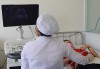 Cán bộ Phòng khám chuyên khoa phụ sản - kế hoạch hóa gia đình, CDC Cần Thơ siêu âm cho khách hàng