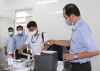 Ông Phạm Phú Trường Giang, Phó Giám đốc phụ trách điều hành Sở Y tế cùng đoàn kiểm tra tại Trạm Y tế phường Hưng Phú, quận Cái Răng.