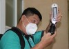 Cán bộ Khoa Ký sinh trùng - Côn trùng, CDC Cần Thơ  giám sát côn trùng.