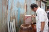 Ông Phạm Phú Trường Giang, Phó Giám đốc Sở Y tế kiểm tra lăng quăng tại nhà dân.