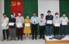 Các học viên được cấp giấy chứng nhận sau kho hoàn thành lớp học.