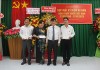 Ông Huỳnh Minh Trúc, Giám đốc Trung tâm Kiểm soát bệnh tật trao Kỷ niệm chương Vì sức khỏe nhân cho các cá nhân.