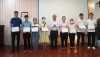 Ông Lâm Hoàng Dũng, Phó Giám đốc Trung tâm kiểm soát bệnh tật trao giấy chứng nhận cho các học viên đã hoàn thành tập huấn.