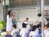 Cán bộ CDC Cần Thơ hướng dẫn các em học sinh vệ sinh răng đúng cách.