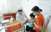 Đưa trẻ đi tiêm chủng đầy đủ và đúng lịch để phòng bệnh cho trẻ. Ảnh minh họa