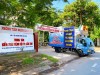 Xe tuyên truyền lưu động được trang trí cờ, pano và phát loa truyền thông về phòng chống tác hại của thuốc lá.