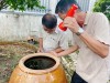 Cán bộ Trạm Y tế phường Long Hoà và cộng tác viên khu vực kiểm tra lăng quăng trong các vật dụng chứa nước.