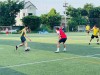 Thành viên hai đội thi đấu hăng say.