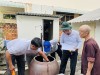 Đoàn giám sát điểm kiểm tra lăng quăng tại nhà dân.