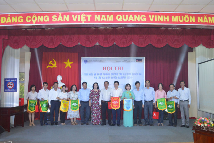 Lãnh đạo Sở Y tế, Ban Giám khảo chụp hình lưu niệm cùng các Đội đã xuất sắc đạt giải tại Hội thi tìm hiểu về Luật Phòng, chống tác hại thuốc lá và tác hại của thuốc lá năm 2020.