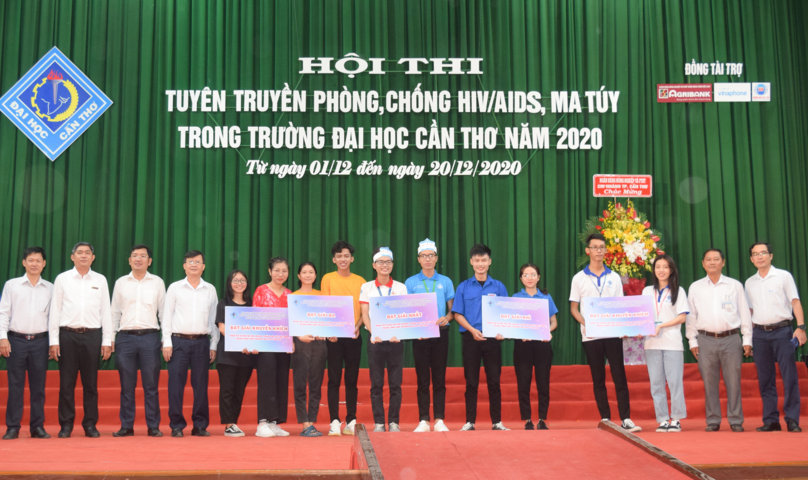 Ban Giám khảo, Ban Tổ chức cùng các đại biểu chụp hình với các đội thi đạt giải.