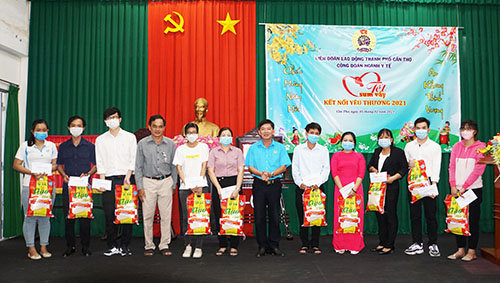 BS.CKII Cao Hoàng Anh, Phó Giám đốc Sở Y tế và ông Nguyễn Hoàng Kịch, Chánh Văn phòng Liên đoàn lao động thành phố trao quà cho công đoàn viên, người lao động tại buổi lễ.