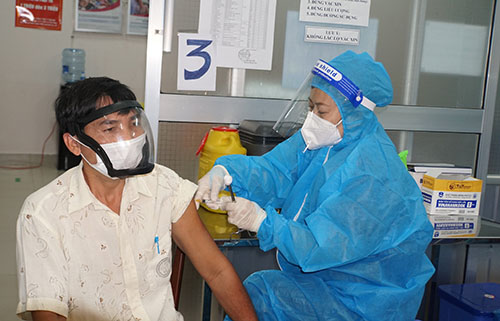 Người dân được tiêm vắc xin Vero Cell vào tối ngày 13/10 tại CDC Cần Thơ.