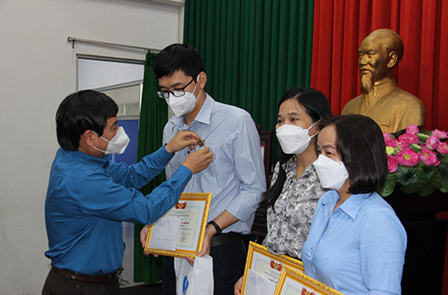 Ông Đoàn Văn Dũng, Phó Chủ tịch Liên đoàn Lao động TP Cần Thơ trao Kỷ niệm chương Vì sự nghiệp xây dựng công đoàn cho các cá nhân.