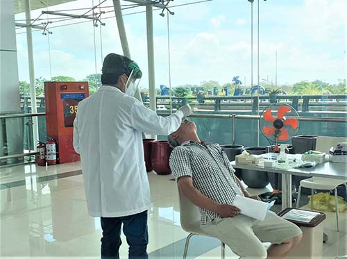 Tăng cường giám sát, xét nghiệm, giải trình tự gen các ca nhập cảnh, tăng cường giám sát người nhập cảnh. Ảnh: CDC Cần Thơ lấy mẫu xét nghiệm cho hành khách tại sân bay quốc tế Cần Thơ.