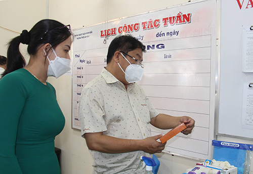 Ông Trần Trường Chinh, Phó Giám đốc CDC Cần Thơ kiểm tra tại trường Trung học cơ sở An Hòa 1.