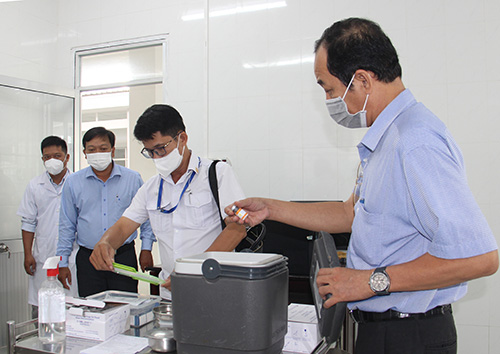 Ông Phạm Phú Trường Giang, Phó Giám đốc phụ trách điều hành Sở Y tế cùng đoàn kiểm tra tại Trạm Y tế phường Hưng Phú, quận Cái Răng.