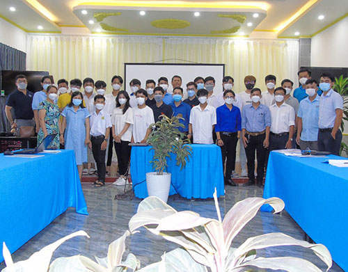 Các giảng viên và học viên của một lớp tập huấn hướng dẫn thực hiện hoạt động cho nhân viên tiếp cận cộng đồng/Tiếp cận viên phòng, chống HIV/AIDS năm 2022