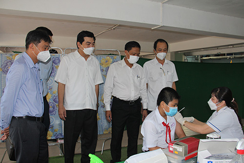 Lúc 7 giờ, ngày 21/4/2022, ông Nguyễn Thực Hiện, Phó Chủ tịch UBND thành phố cùng đoàn kiểm tra tại trường THCS An Thới, quận Bình Thuỷ.