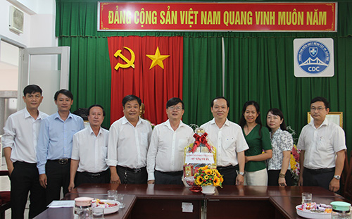 Ban Giám hiệu trường Cao đẳng Y tế Cần Thơ chúc Tết tại CDC Cần Thơ.