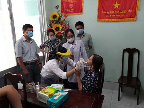 Cán bộ Khoa Xét nghiệm tập huấn công tác lấy mẫu xét nghiệm COVID-19 cho tuyến quận/huyện