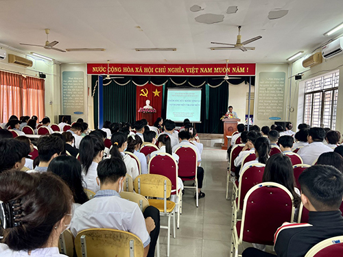 Đông đảo các em học viên đến tham dự buổi truyền thông