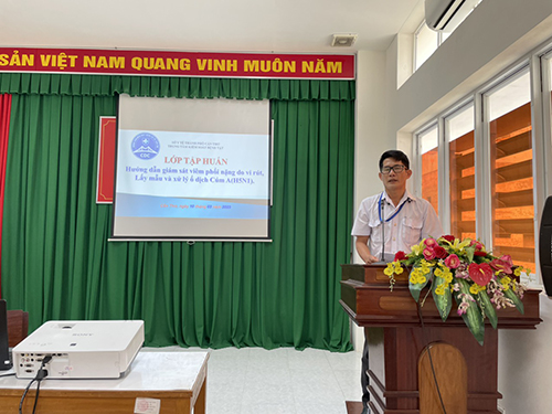 Ông Hà Minh Hùng, Phó Trưởng khoa Phòng chống bệnh truyền nhiễm – Kiểm dịch y tế quốc tế, Trung tâm Kiểm soát bệnh tật TP Cần Thơ trình bày Hướng dẫn giám sát viêm phổi nặng do vi rút tại lớp tập huấn