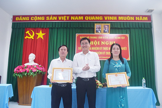 Đồng chí Nguyễn Minh Tâm, Thành ủy viên, Bí thư Đảng ủy Khối cơ quan Dân Chính Đảng TP Cần Thơ trao giấy khen cho các chi bộ thuộc Đảng bộ Trung tâm Kiểm soát bệnh tật đạt thích tích về Học tập và làm theo tư tưởng, đạo đức, phong cách Hồ Chí Minh năm 202