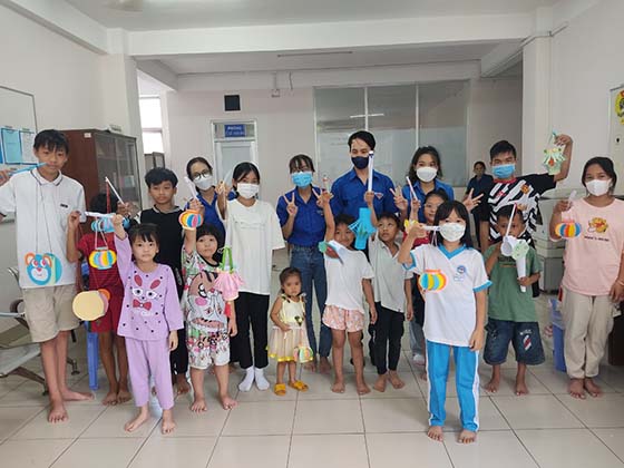 Các em vui vẻ với chiếc lồng đèn tự tay mình trang trí.