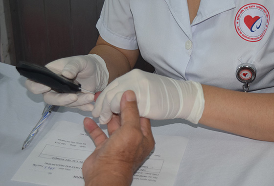 Người bệnh đái tháo đường khi mắc sốt xuất huyết cần uống đầy đủ thuốc và đo đường huyết ít nhất 2 lần/ngày, theo dõi bằng nhật ký và đi khám ngay nếu thấy đường huyết dao động thất thường hoặc tăng cao.