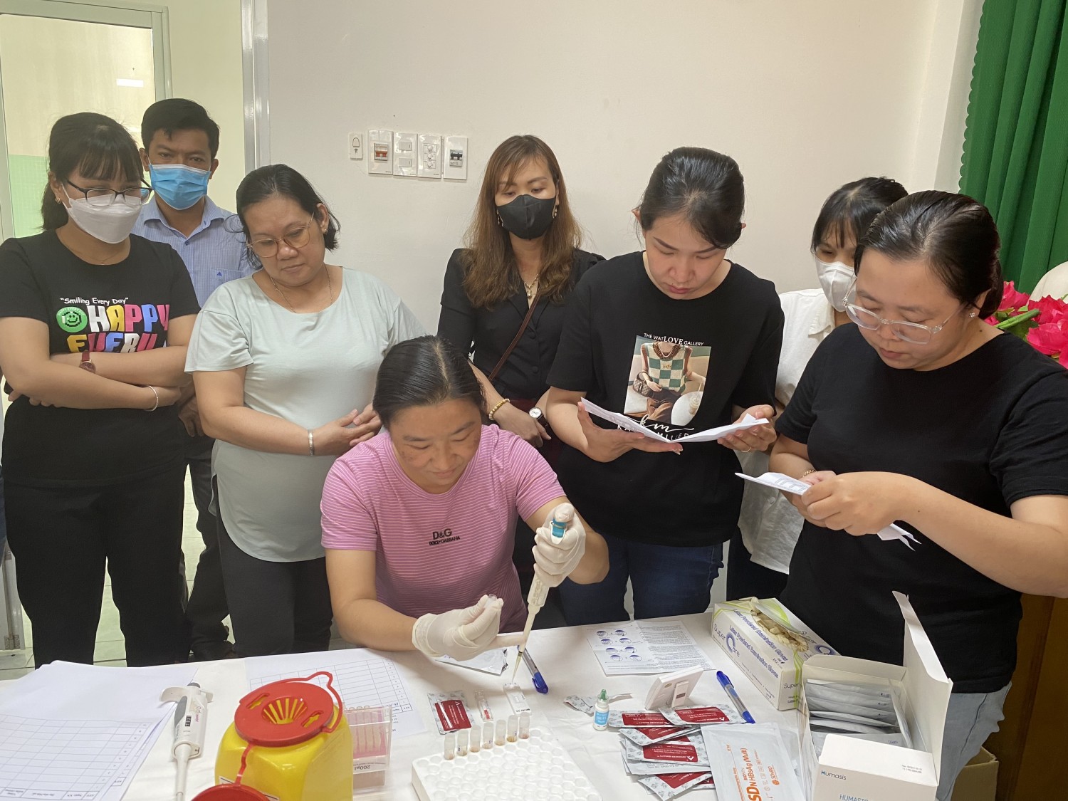 Các đại biểu được thực hành xét nghiệm HIV, HbsAg và giang mai tại lớp tập huấn.