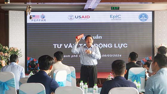 Giảng viên Dự án EpiC tại lớp tập huấn Kỹ năng tư vấn tạo động lực.