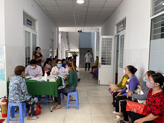 Các bác sĩ Khoa Sức khoẻ sinh sản, Trung tâm Kiểm soát bệnh tật TP Cần Thơ khám miễn phí phụ khoa và sàng lọc ung thư cổ tử cung cho các chị em phụ nữ tại huyện Cờ Đỏ
