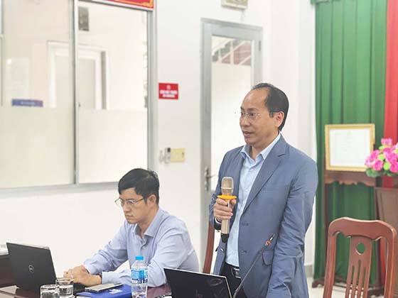 Ông Phạm Hồng Thắng, Trưởng Khoa HIV/AIDS, Viện Vệ sinh dịch tễ Trung ương, phát biểu tham luận.