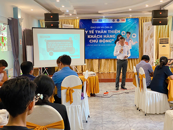 Ông Dáp Thanh Giang, Trưởng khoa Phòng, chống HIV/AIDS - CDC Cần Thơ phát biểu khai mạc buổi giao lưu và chia sẻ về chủ đề “Y tế thân thiện – khách hàng chủ động”.