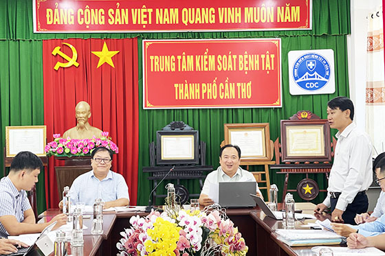 Đoàn giám sát làm việc tại Trung tâm Kiểm soát bệnh tật TP Cần Thơ.