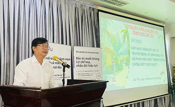 Ông Huỳnh Minh Trúc, Giám đốc CDC Cần Thơ phát biểu khai mạc lớp tập huấn cập nhật giám sát véc tơ truyền bệnh, kỹ năng điều tra và phun hóa chất trong phòng, chống sốt xuất huyết.