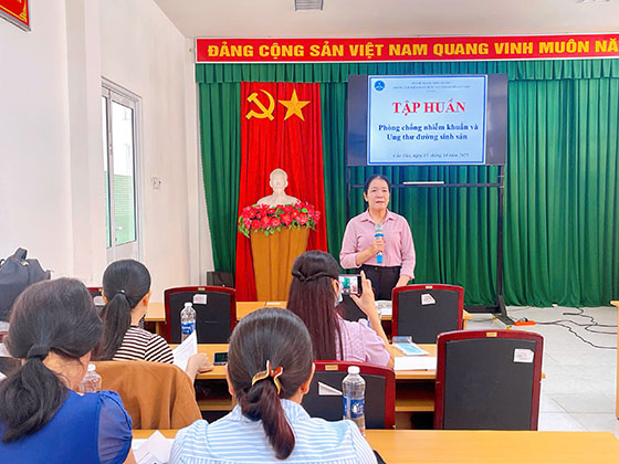 Bà Trần Thị Thu Hồng, Trưởng khoa Sức khỏe sinh sản, CDC Cần Thơ phát biểu tại lớp tập huấn phòng chống nhiễm khuẩn và ung thư đường sinh sản.