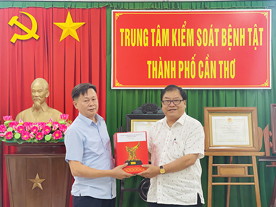 Đoàn công tác CDC Điện Biên tặng quà CDC Cần Thơ.