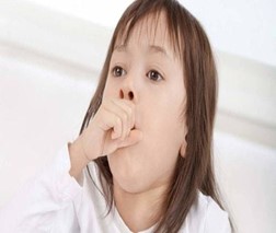 Khi có triệu chứng ho, sốt, sổ mũi, đau đầu, mệt mỏi cần đến ngay cơ sở y tế để được khám, xử trí kịp thời. Ảnh minh hoạ.