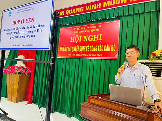Ông Hà Tấn Vinh, Phó Giám đốc CDC phát biểu tại cuộc họp.