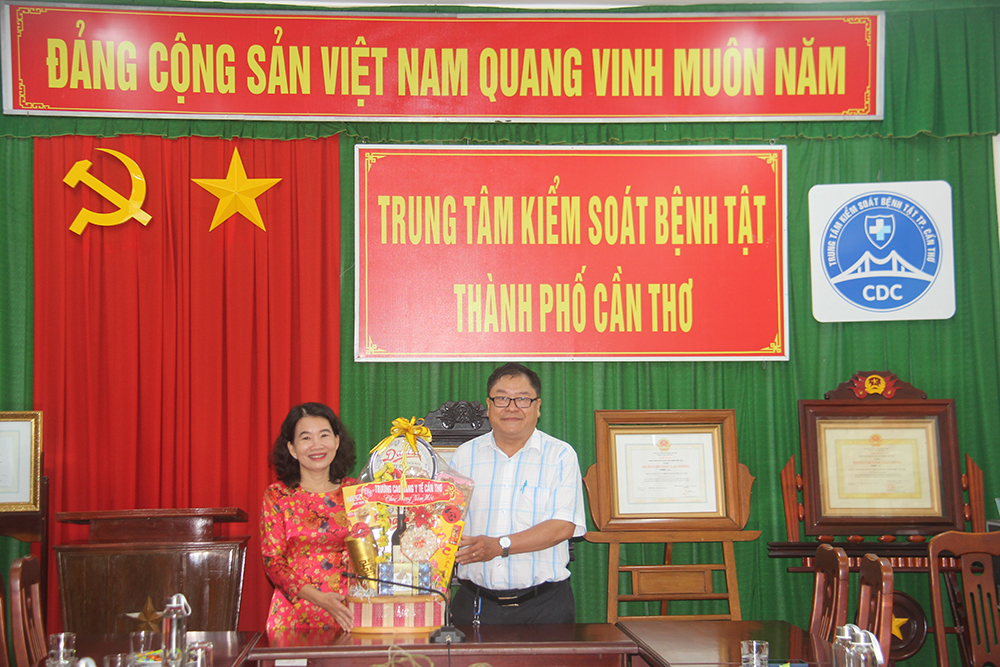 Bà Nguyễn Thị Kiều Oanh, Phó hiệu trưởng Trường Cao đẳng Y tế thành phố Cần Thơ gửi lời chúc mừng năm mới đến toàn thể viên chức và người lao động Trung tâm.
